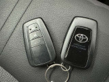 スマートキーをポケットやバッグに携帯していれば、キーを取り出すことなくドアハンドルを握り解錠、ドアハンドルのセンサーに触れるだけで施錠できます。