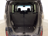 開口部も広く荷物の積み下ろしもしやすいお車となっております。シートの背もたれは5:5の割合で背もたれを可倒でき、前後のシートスライドもできるので荷室をひろげることができます。