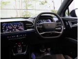 内装はシンプルに使い勝手を考え作られています。お車を運転する感覚をダイレクトに体感して頂けます。室内も広くロングドライブにも快適にお過ごしいただけます。