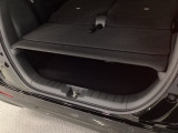 2段でも積める便利な荷室。備え付けのボードを使えば上下で積みわけができて便利です。