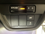 【ETC車載器】カードを挿すだけで準備完了。支払い待ちの渋滞を横目に、スマートに目的地へ向かえます。今の時代のドライブには欠かせない相棒です。利用には、車両情報を登録する別途セットアップが必要です。