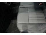 足元も広くゆったり座れるシートです。長距離のドライブも疲労感無く楽しんで頂けます。