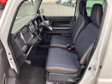運転席周りは、細部までこだわったデザイン。シンプルながらも洗練された空間で、快適なドライブを体験できます。