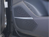 【Bang & Olufsenサウンドシステム】車内のすべてのリスナーに立体的な高品質のサウンドを均等に届けます。