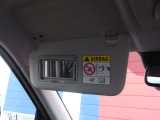 運転席/助手席のサンバイザーにバニティーミラーが付いています。身だしなみのチェックができますね。