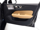 運転席ドアの全景です。キャビンを彩るすべてのものに、機能を形にした美しさが備わっています。
