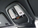 運転席のルーフには室内照明だけでなくSOSの通報ボタンが装備されています 事故の際にはワンプッシュでレスキューと通話が可能です