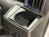 運転席側掘り込み式カップホルダー
