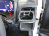 ■運転席側のエアコン吹き出し口に、オプションで購入いただく固定型のカップホルダーが設定されており冷風をあてれば飲み物を冷やす事が出来ます。