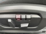 【メモリー機能付きパワーシート】運転手が代わってもボタン一つで設定ポジションに。常にご自身のドライブ設定が整います。