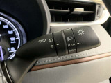 オートライト装備、車外の明るさに応じて、自動的にライトの点灯・消灯を行います。