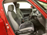 広い足元にゆったり座れるシートには肘掛けも装備しており長距離の運転でも疲れにくくなってます。女性でも運転がしやすいように、シートの高さ調整機能(シートリフター)がついています。