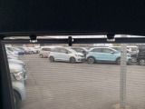 後席には、日射しのさしこみをやわらげてくれるロールサンシェイドが付いています。