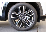 純正アルミホイールが足元を飾ります!!タイヤサイズは225/50R18を装備しております!!