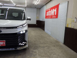 当店では専任のメカニックが大切なお客様のお車を一台一台丁寧に整備いたします。自社認証工場にてリフトアップし下回りまでキッチリ検査いたします。