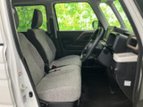 広々とした空間を活かした、使いやすい室内空間。運転席からの乗り込みも楽で、快適なドライブを楽しめます。