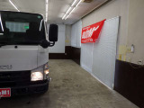 当店では専任のメカニックが大切なお客様のお車を一台一台丁寧に整備いたします。自社認証工場にてリフトアップし下回りまでキッチリ検査いたします。