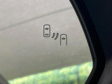 【ブラインドスポットモニター】走行中、ドアミラーの死角になりやすい箇所に後続車が接近するとサイドミラーのレンズに警告を表示!ドライバーに注意喚起をしてくれます。