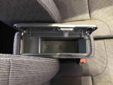 センターアームレスト付きで運転中も腕が楽々!