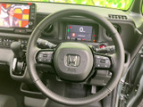 握りやすく操作しやすいステアリングホイールです。多機能スイッチを搭載し、運転中の操作性を向上させています。