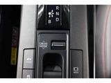 燃費をより向上させるエコドライブモードとパワフルな走行を愉しめるパワーモードを選べるスイッチが付いております!