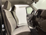 女性でも運転がしやすいように、シートの高さ調整機能(シートリフター)がついています。運転席と助手席の間が空いている為、助手席側への移動がスムーズです。交通量の多い道でも助手席側から乗り降りができます。