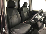 【まるクリ】内装工程では、中古車を気持ちよくお乗りいただけるよう清掃しております。シートの洗浄はもちろん、ニオイの元となるフロアカーペットまで洗浄・消臭を実施。