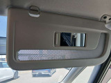運転席サンバイザーに鏡がついております!