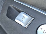 運転席の中からでもトランクを開けることができます!