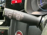 雨天時、これからの運転をサポートするワイパーレバー。操作も簡単で、視界をクリアに保ち、安全な走行を確保します。