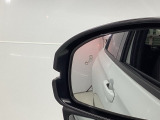 走行中、斜め後ろに車両の存在を検知すると、その方向のドアミラー鏡面上にマークを表示しお知らせ。さらにその方向にウインカーを操作すると、マークの点滅と警報音でドライバーに注意を促します。