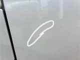 運転席側リヤドアに薄い線傷がございます。