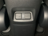 アームレストの後ろ側には、リア席用の充電可能なUSB端子が2個ついています。移動中に充電もできるので便利です。