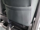 運転席シート後ろには書類などをサッと差し込んで置けるポケットもあります。