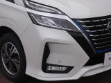 アダプティブLEDヘッドライトシステム(オートレベライザー、シグネチャーLEDポジションランプ付)+オートライト+LEDフォグ。対向車や先行車が眩しくないように照射位置をコントロールしながらハイビームをキープ