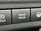 ドライブモードセレクターで3つのモードを切り替え出来ます!モーター出力のレスポンスを高めたスポーツモード、電費・航続距離を最優先とする特性のエコモードなど様々シーンに合わせて使っていただけますね!