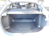 外からの覗き見防止に便利なトノカバー付きです。積載する荷物などで車内をキズや汚れから守るラゲッジトレーも車載されております。