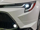 【LEDヘッドライト】悪天候や夜間走行時も良好な視界を確保し安心して運転できる高輝度LEDヘッドライトを装備!点灯速度が早く、消費電力も抑えられています。
