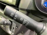 雨天時や視界不良時でも、安心して運転できるワイパーレバー。簡単に操作でき、状況に合わせて最適なワイパー動作を選択できます。安全運転をサポートする必需品です。