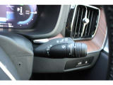 ワイパーレバーには、オートワイパーとリアワイパーのスイッチが付いています。運転に集中できるオートワイパーは、降雨量でワイパースピードが変化します。