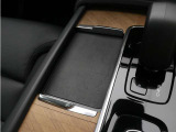 対応機種のスマートフォンを、トンネルコンソールの下のラバープレートに置いておくだけで充電可能。センターディスプレイの機能ビューを使用して、充電プレートのオンとオフを切り替えることができます。