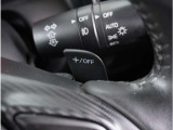 【パドルシフト】ハンドルから手を離さずに素早くシフトアップ&ダウンができるので、エンジンブレーキを使う下り坂や高速道路の合流で加速したい場面で役立ちます。