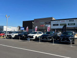 併設の駐車場に多数のプレミアムカーを展示しております!