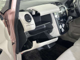 グローブボックス周り 運転席から中に収納した物をすぐに取り出せて便利です。