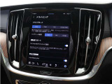 プラグインハイブリッドシステムは、各ドライブモードに応じて電気モーターとガソリンエンジンを協調制御します。