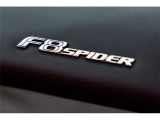 助手席にはF8 SPIDERのロゴがあしらわれておします。