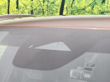 【i-ACTIVESENSE】走行中に前方の車両等を認識し、衝突しそうな時は警報とブレーキで衝突回避と被害軽減をアシスト。より安全にドライブをお楽しみいただけます。