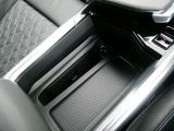 【運転席操作部】スマートフォンワイヤレスチャージング(標準装備)/ 12Vシガーソケット