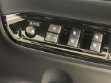 格納式リモコンドアミラーと、パワーウィンドウマスタースイッチです。車内の換気も運転席から簡単に行えます。