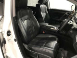 高いホールド性で運転姿勢が安定します。長距離ドライブでも疲れにくいのが魅力です。快適なドライビングライフをお送りください♪
